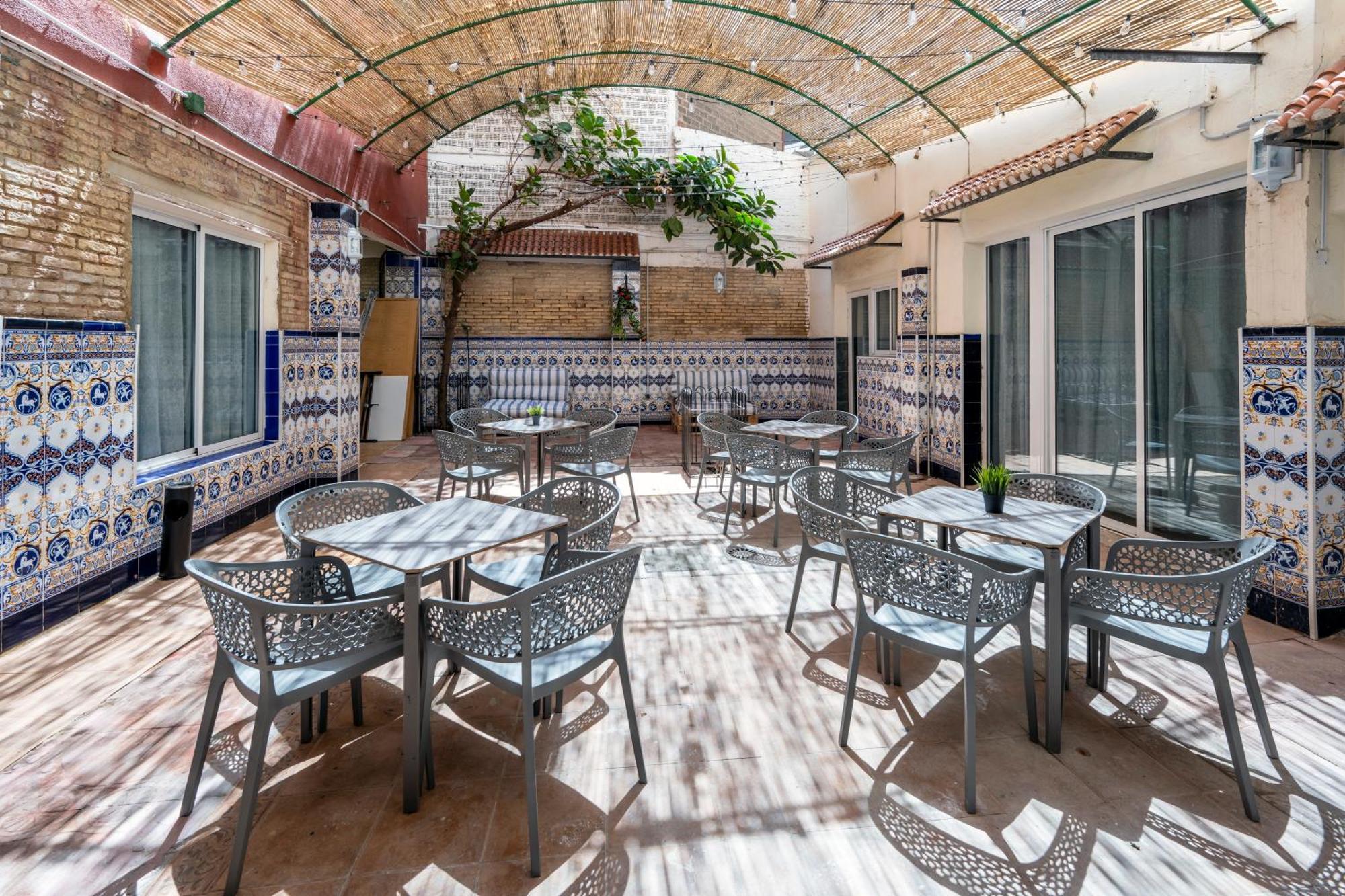 Som Hostel By The Venue Valencia Exteriör bild