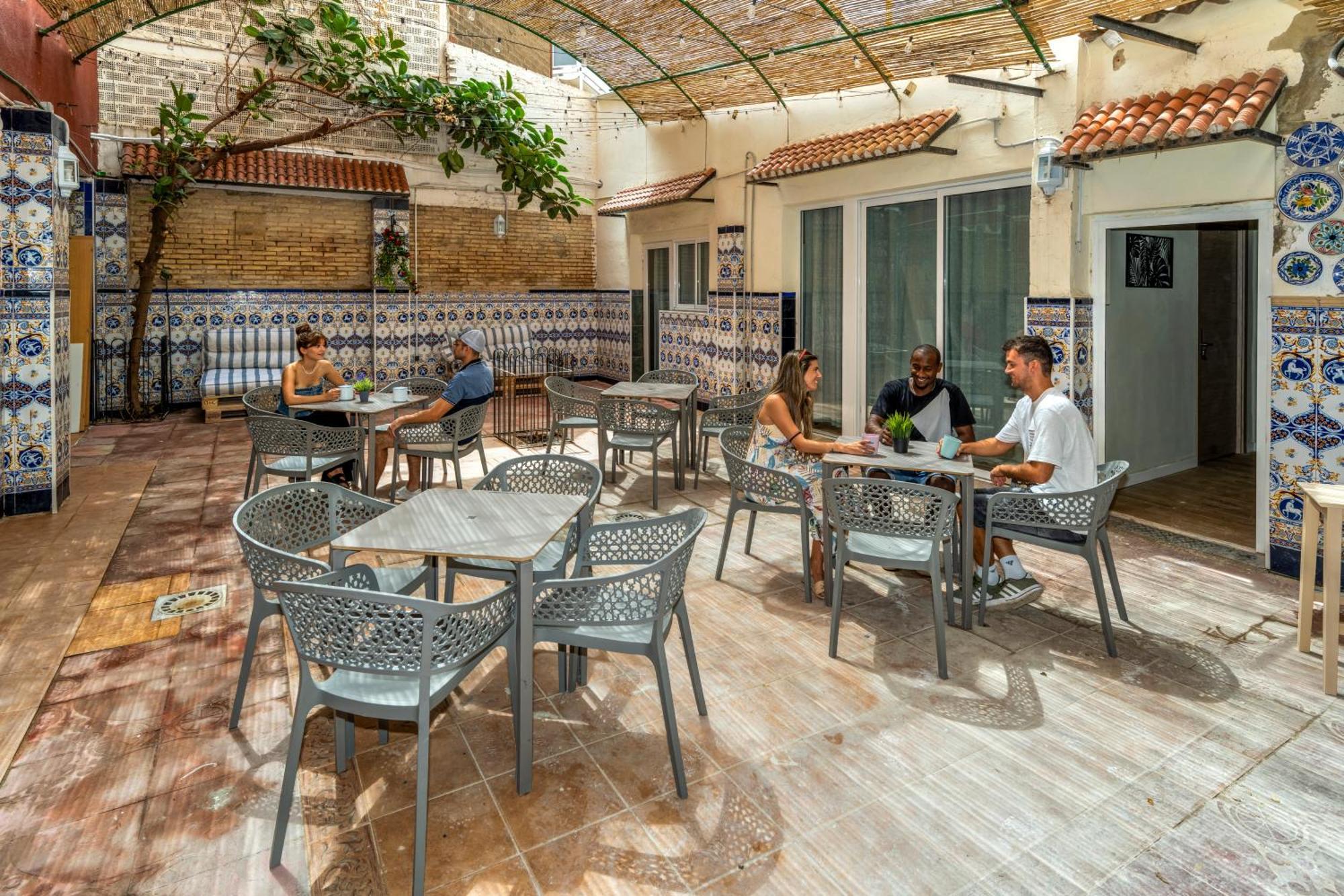 Som Hostel By The Venue Valencia Exteriör bild