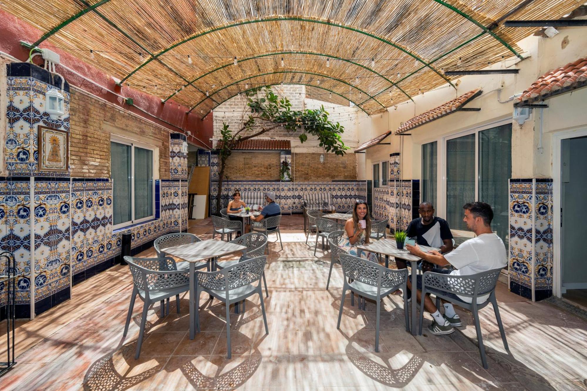 Som Hostel By The Venue Valencia Exteriör bild