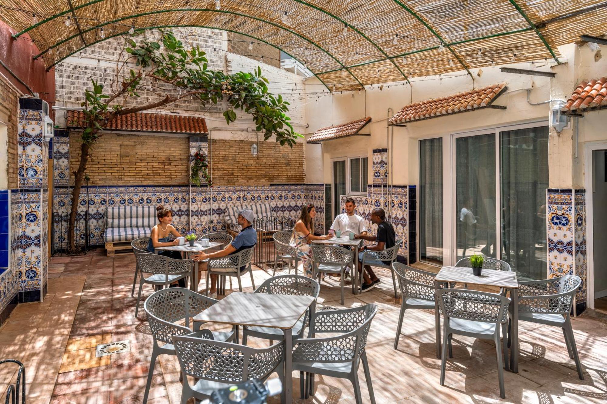 Som Hostel By The Venue Valencia Exteriör bild