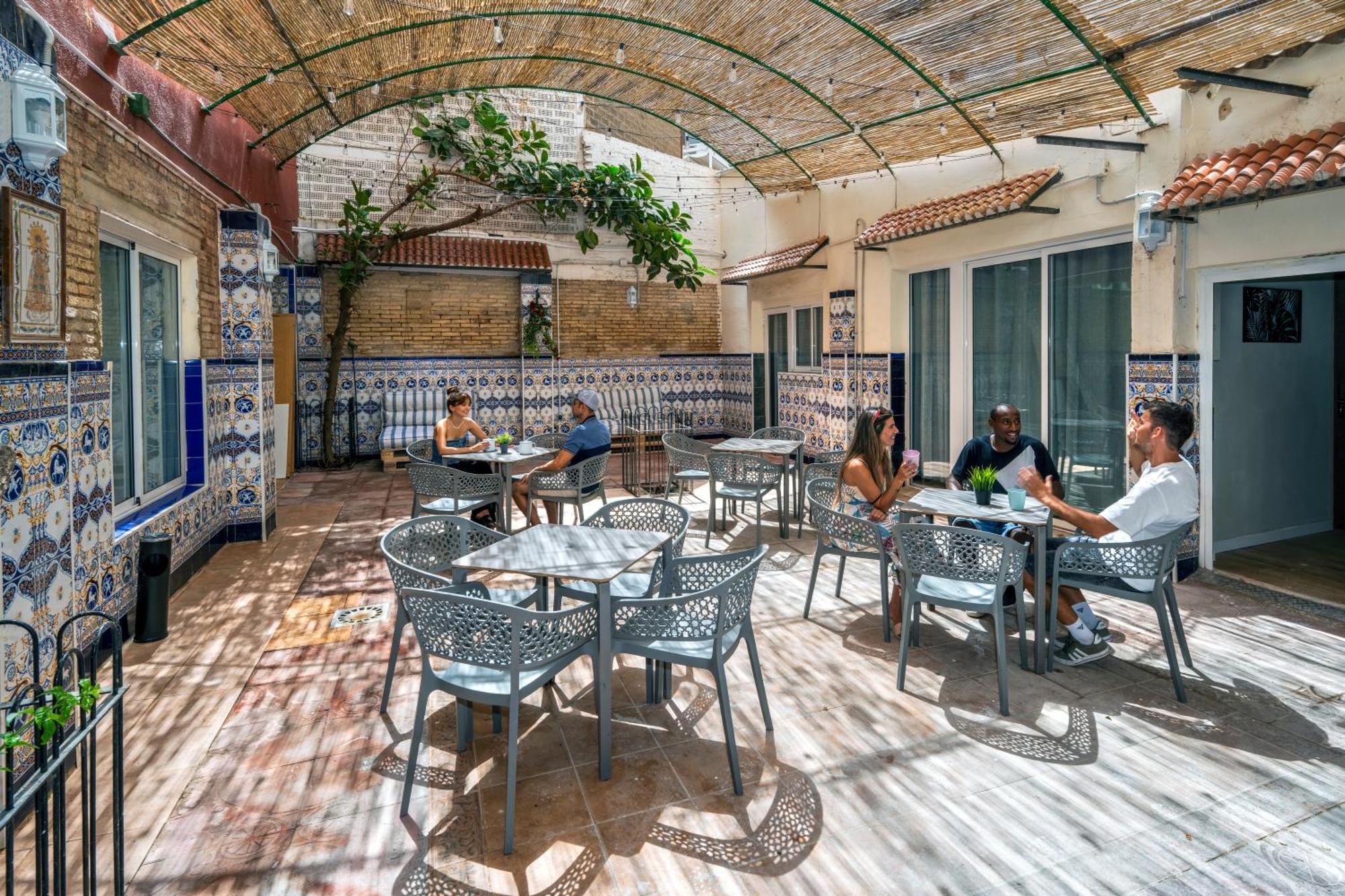 Som Hostel By The Venue Valencia Exteriör bild